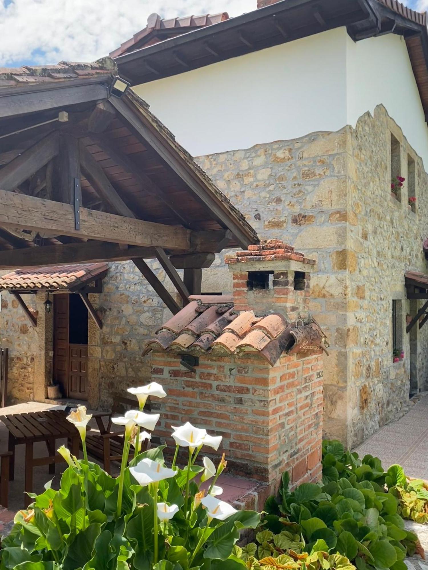 Onís Apartamentos Rurales La Caviana מראה חיצוני תמונה