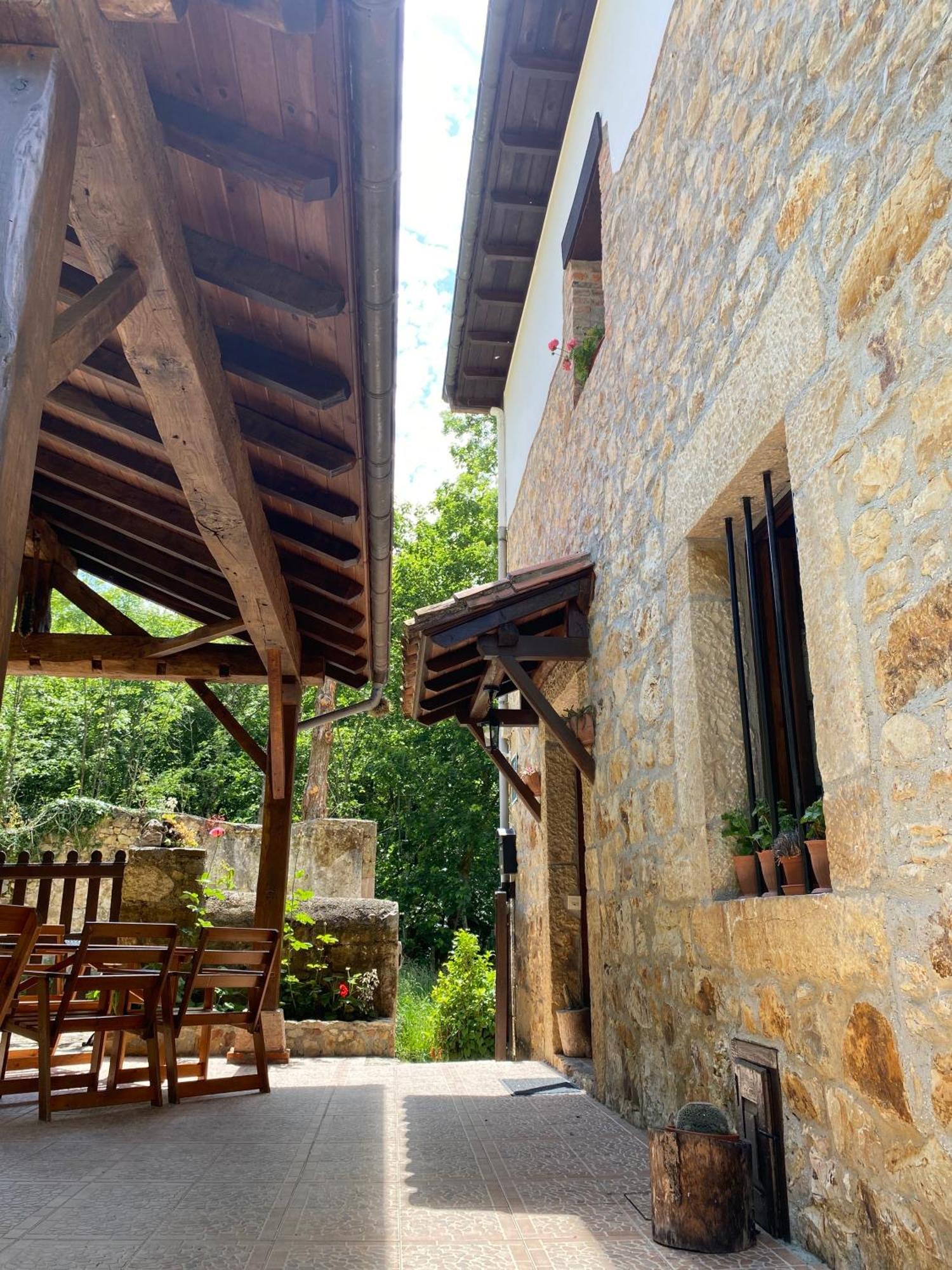Onís Apartamentos Rurales La Caviana מראה חיצוני תמונה